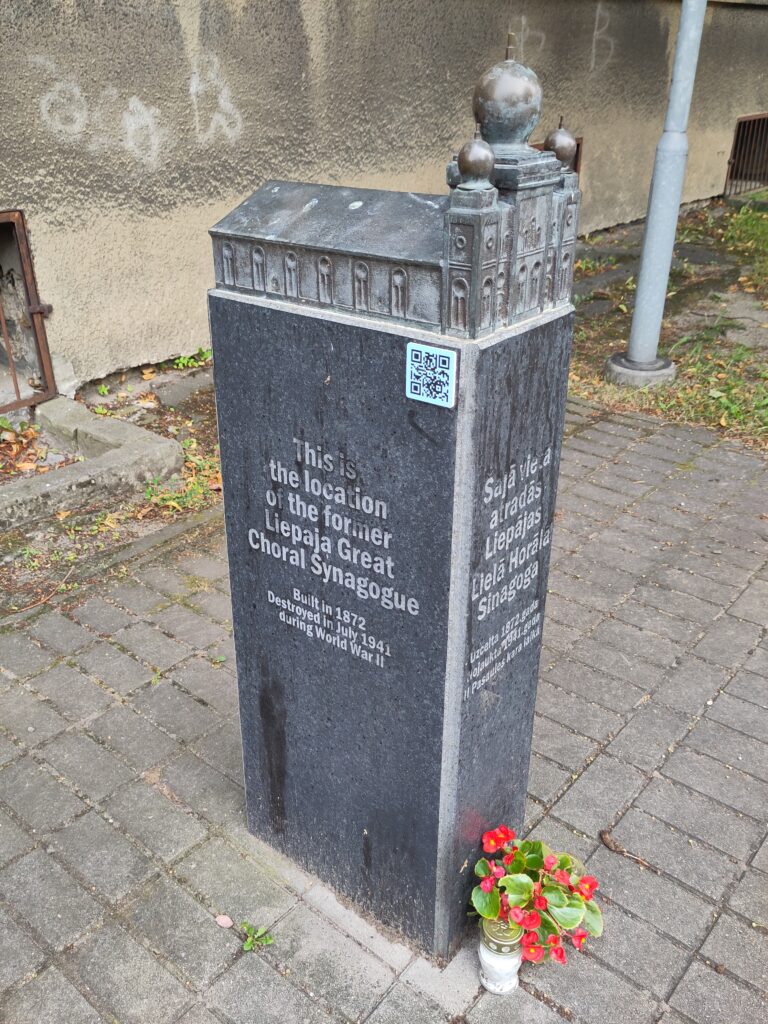 A monument showing what the synagogue looked like before it was destroyed in 1941