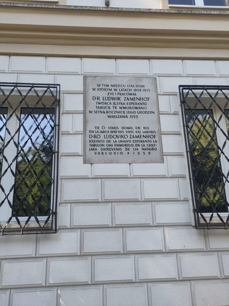 Tie ĉi staris dono in kiu en la jaroj 1989-1915 vivis kaj laboras D-ro Ludviko ZAMENHOF kriento de la lingvo Esperanto. La tabulon oni enmurigis en la cent-jara datreveno de lia naskiĝo. Varsovio * 1959