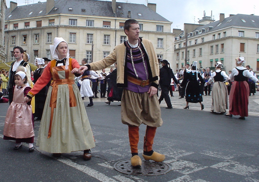 Франция какие народы. Национальный костюм Пуатье Франция. Национальный костюм Франции женский. Фламандцы народ Франции одежда. Французский народный костюм.